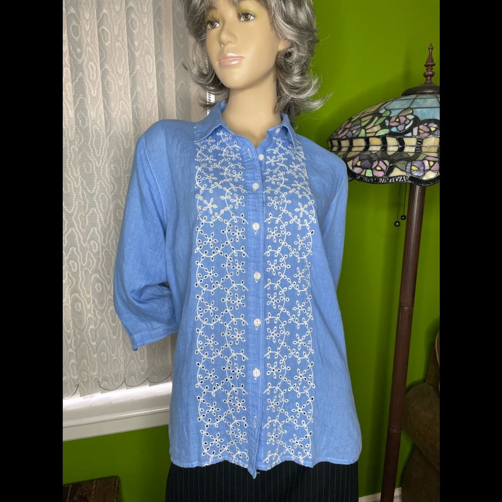 L.L. Bean Blue Linen Embroidered Eyelet Blouse Shirt Size M